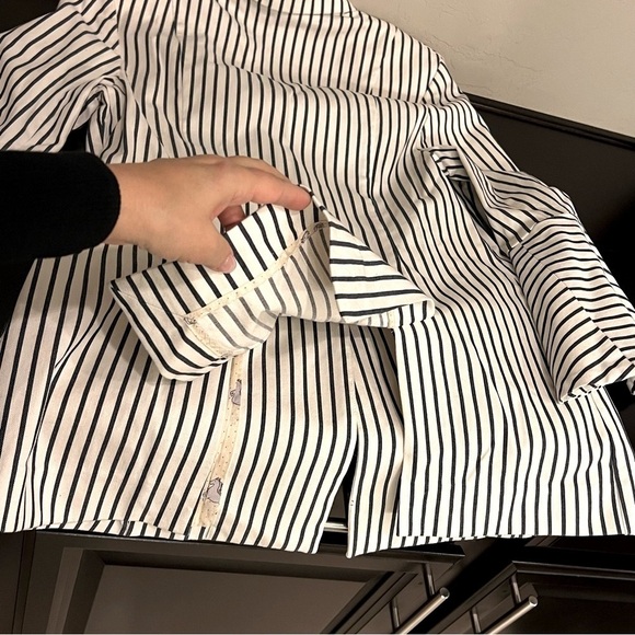 Cabi Olé Bell Sleeve Navy Striped Blazer
Jacket Size 6 - Picture 7 of 13